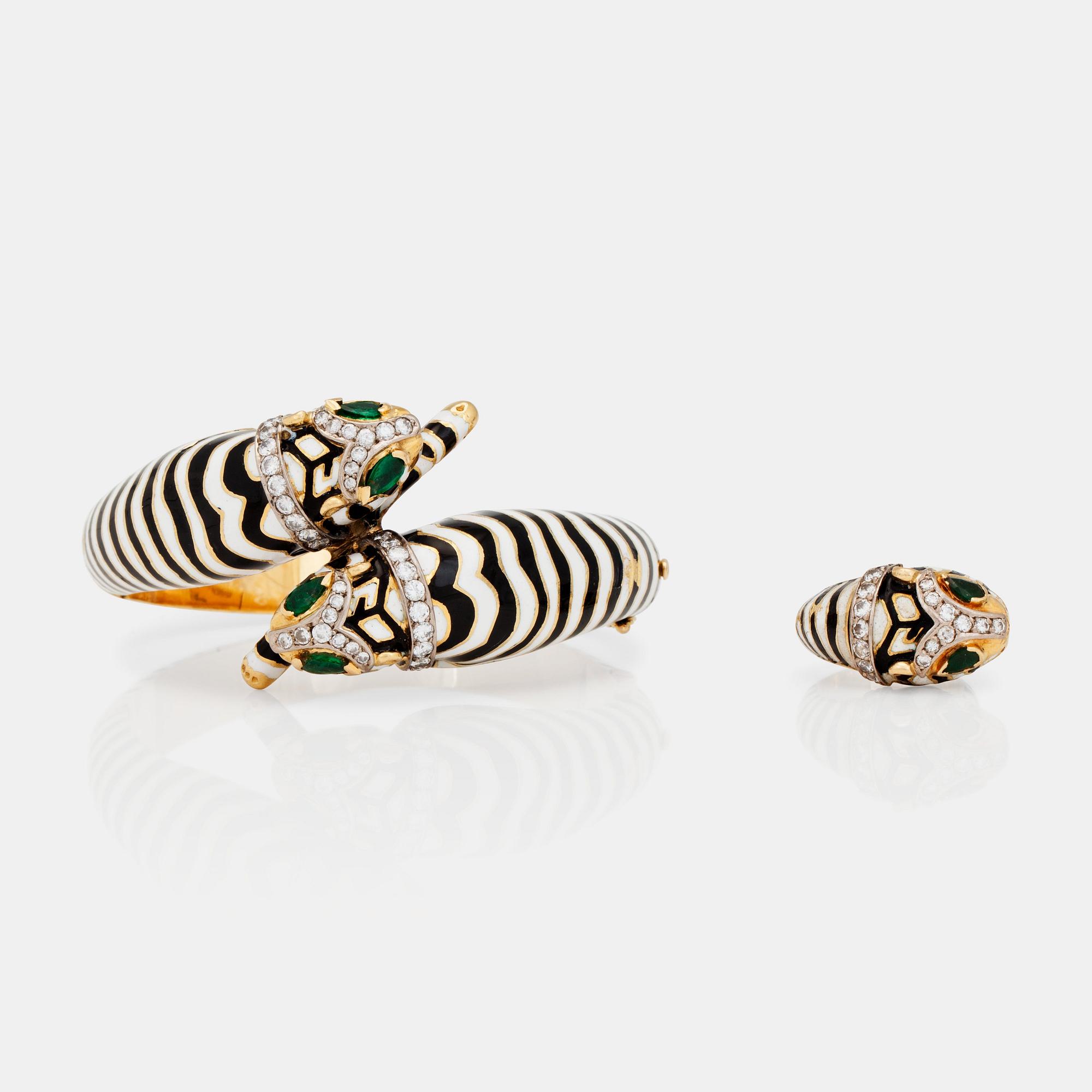 ARMRING samt RING med emalj, briljantslipade diamanter samt smaragder.