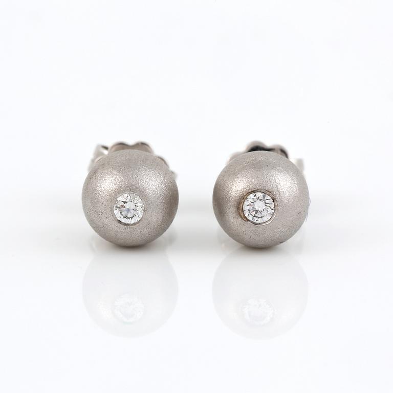 ÖRHÄNGEN, ett par mattslipade 18K vitguldsbollar, diameter 7.1mm på stift med en diamant i varje totalt ca 0.1ct.