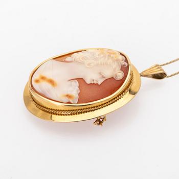 Necklace/brooch in 18K gold with a carved shell cameo.