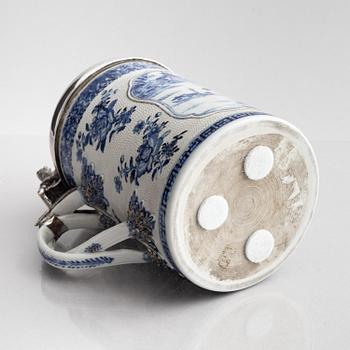 Dryckeskanna, silvermontering på kompaniporslin, otydlig mästarstämpel, Danmark 1700-tal.
