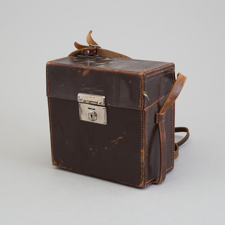 A Cine Nizo film camera no 325377 from 1927-1930 with Cassar 1: 2,9 f =2 cm.