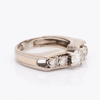 Ring 14K vitguld med 1 större och 4 mindre briljanter ca 1 ct totalt, storlek 17,25/54,5.