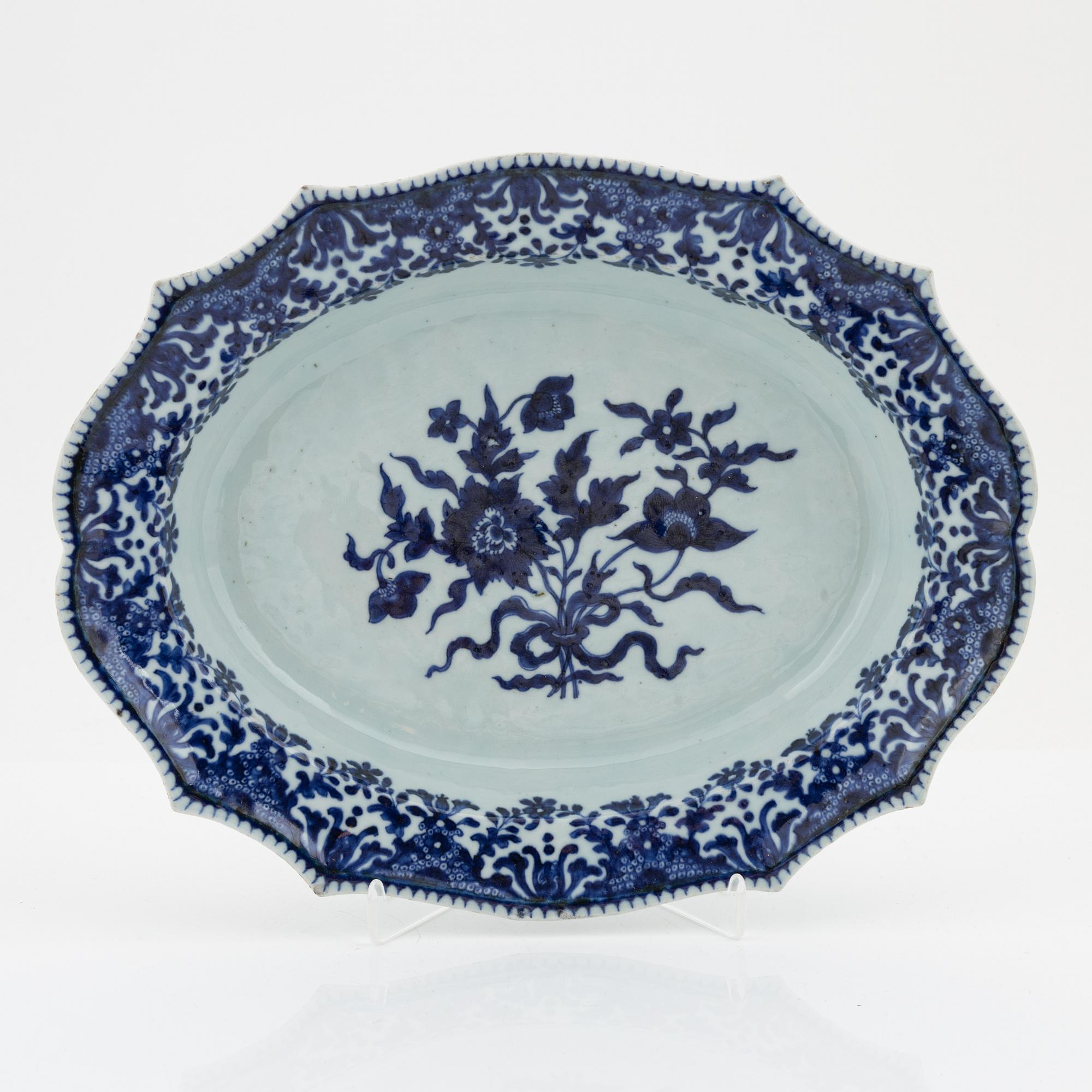 A blue and white tureen stand, Qing dynasty, Qianlong (1736-95).