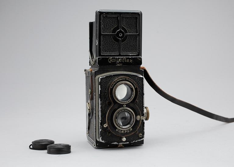 KAMERA samt FOTOGRAFI. Christer Strömholm fotad i skola, 1960-tal.