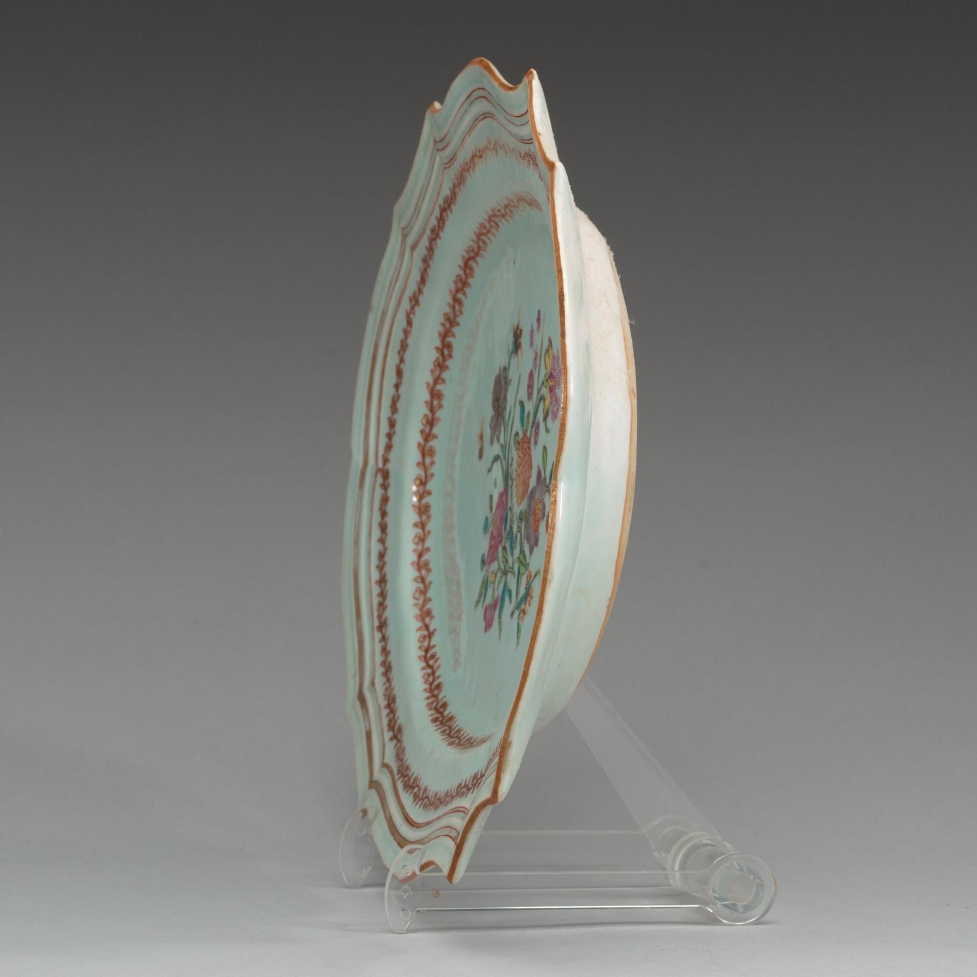 A famille rose serving dish, Qing dynasty, Qianlong (1736-95).