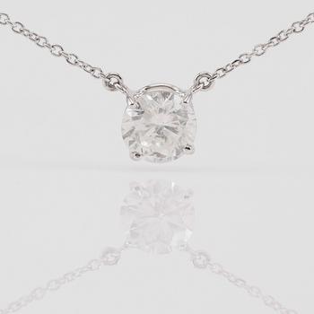 COLLIER, 18K vitguld och solitär diamant tot ca 1.50 ct.