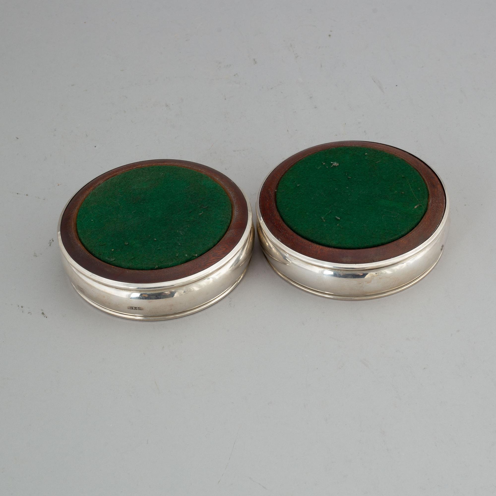 A pair of silver coasters, mark of Harrison Brothers & Howson Ltd, London 1998-2000.