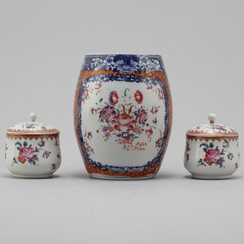 CREMEKOPPAR, ett par samt MUGG, porslin, Kina, 1700-tal.
