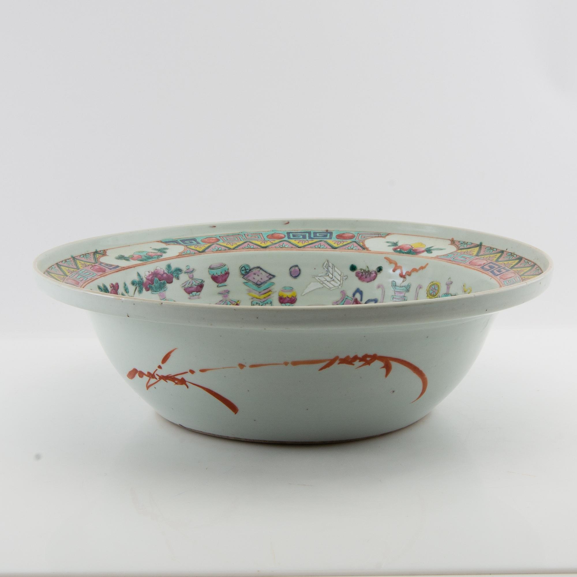 Wash basin China 20th century porcelain.