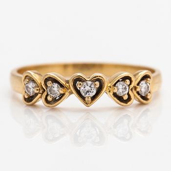 An 18K gold ring with diaonds ca. 0.15 ct in total.