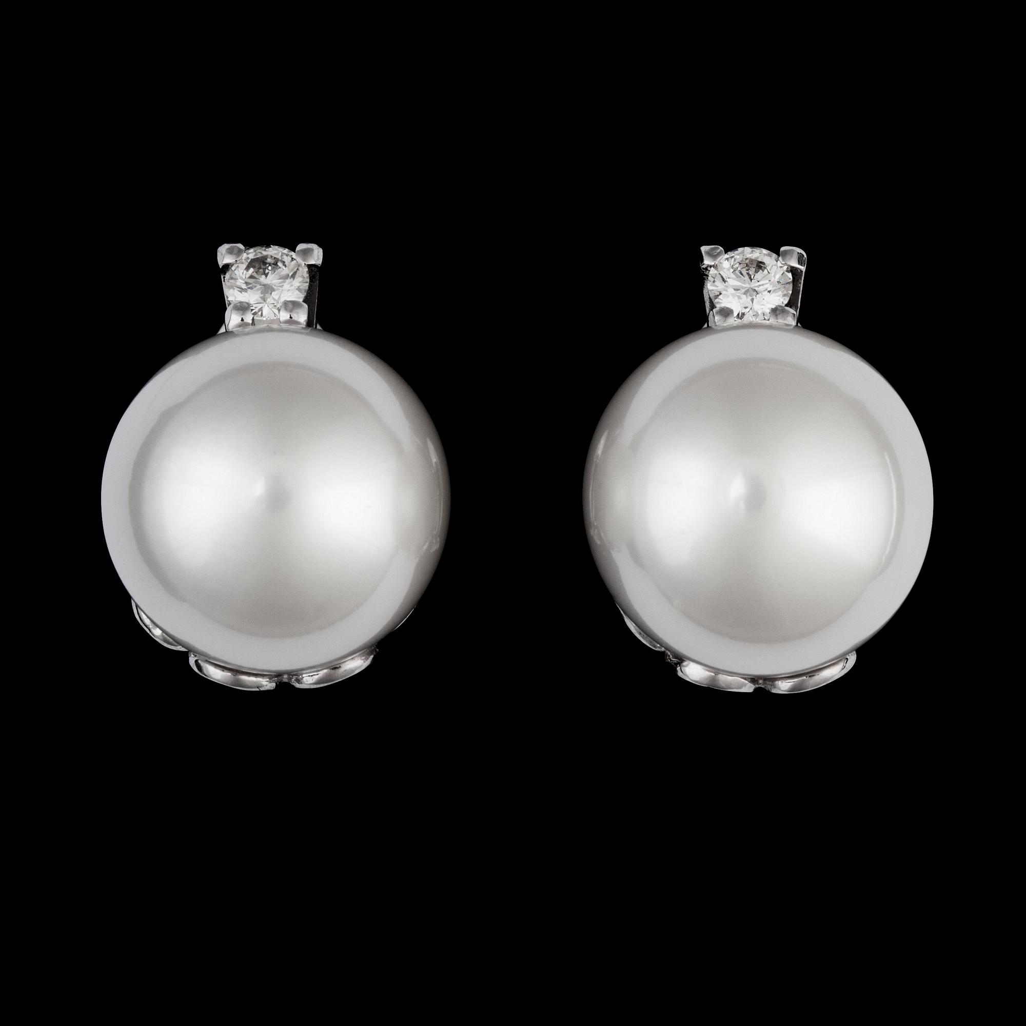 ÖRHÄNGEN, odlade South sea pärlor, 15.2 mm, med briljantslipade diamanter, tot. ca 0.35 ct.