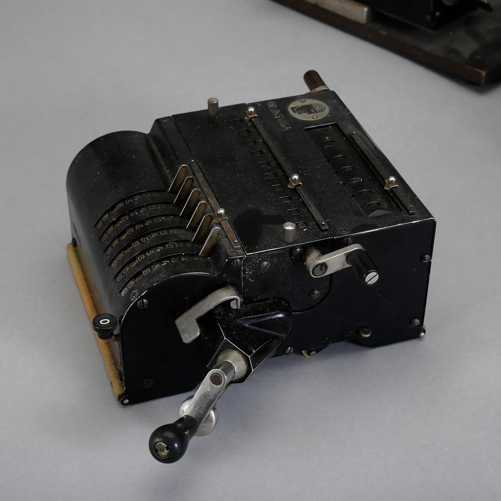 RÄKNEMASKINER, 3 st, tidigt 1900-tal.