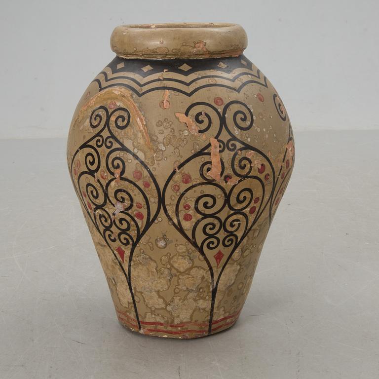 GOLVVAS, omkring 1900, målad terracotta.