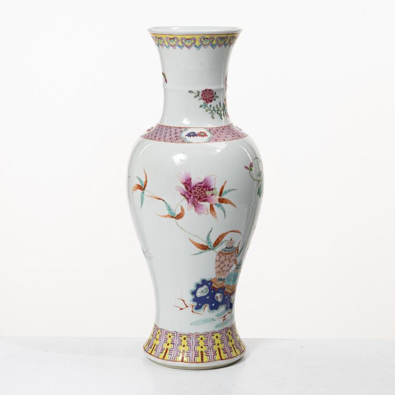 A slender famille rose 'flowers and antiques' vase, late Qing dynasty/early 20th century.