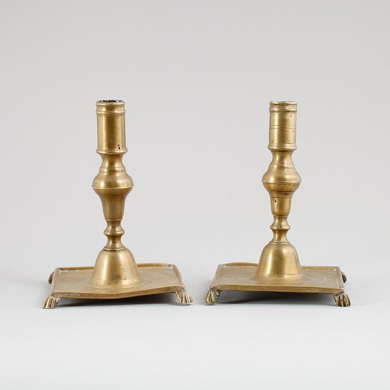LJUSSTAKAR, 2 st, mässing, barock, 1700-tal.