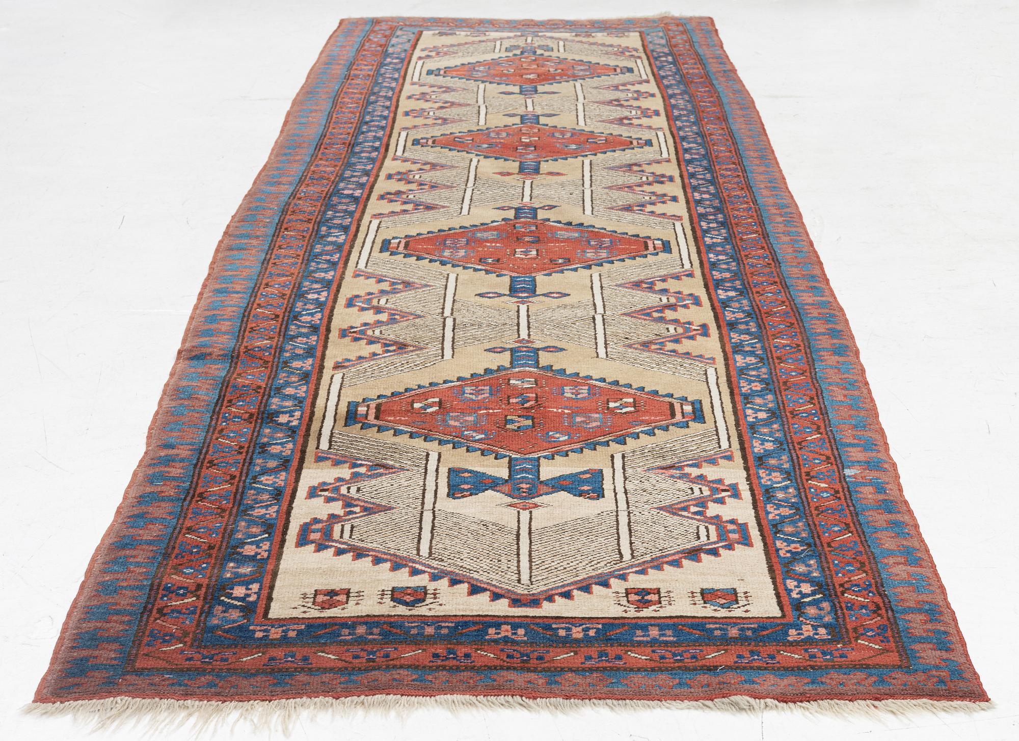 Carpet, gallery carpet, Sarab, approx. 383 x 104 cm.