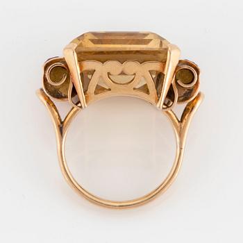 Ring 14K guld med en fasettslipad citrin och rubiner.