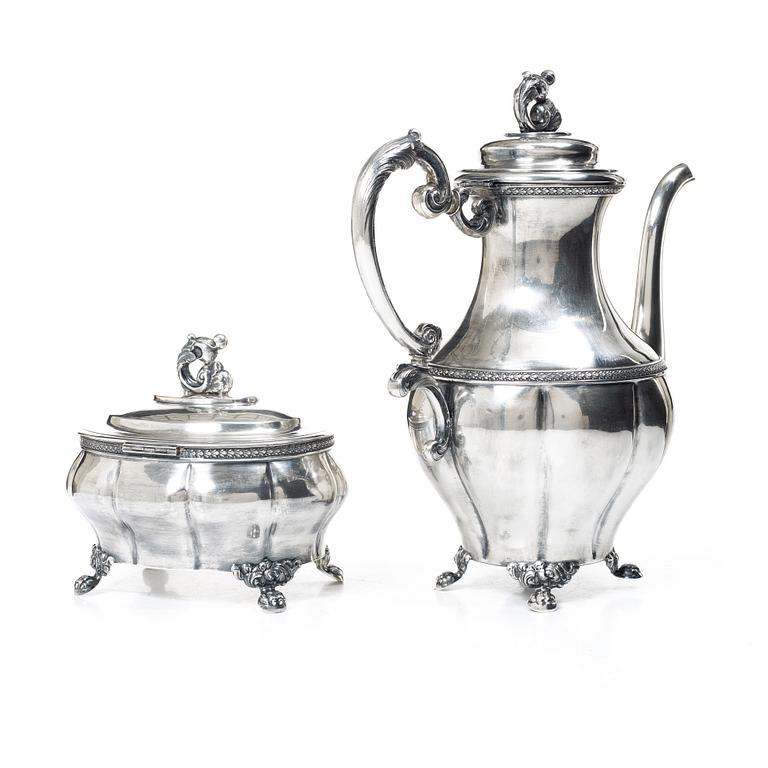 Kaffekanna och sockerskrin, samt ett par ljusstakar, silver, bl a AG Dufva, Stockholm 1910.