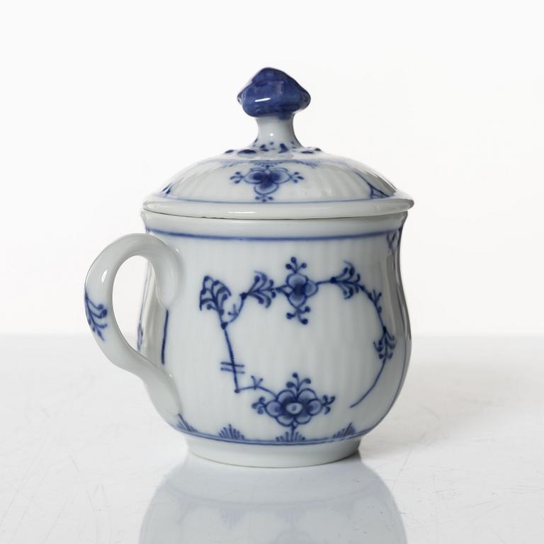 Royal Copenhagen, cremekoppar med lock, 12 st samt bricka, "Musselmalet", Danmark.