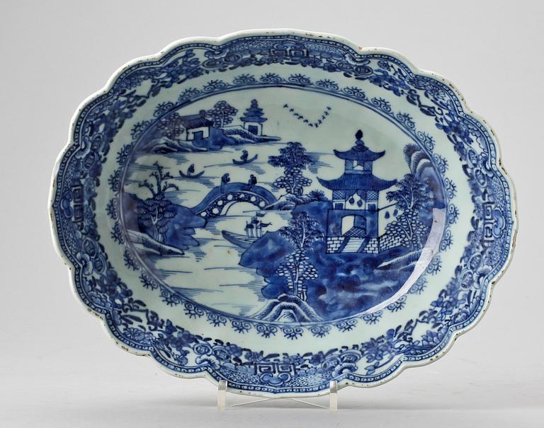 SKÅLFAT, porslin. Qing dynastin. Qianlong (1736-95).