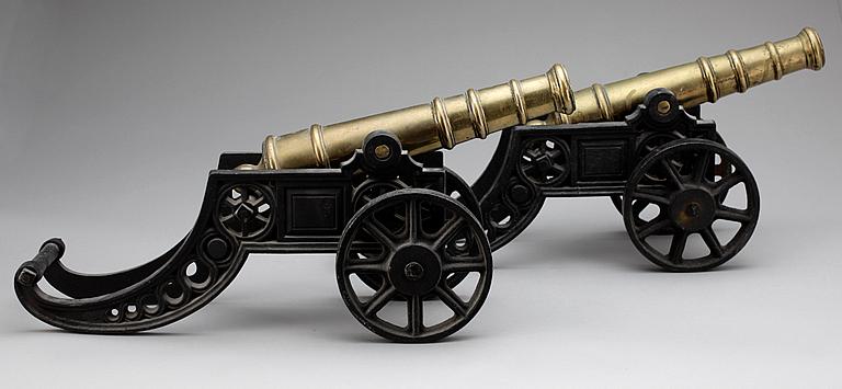 PRYDNADSKANONER, ett par, metall, 1900-talets första hälft.