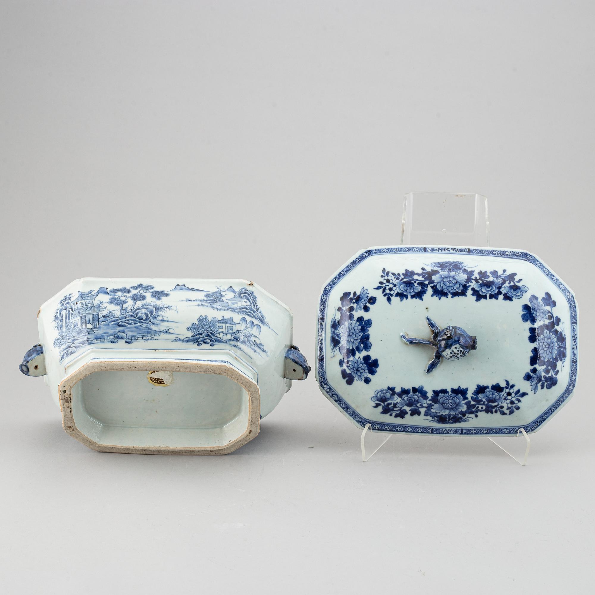 A blue and white tureen with cover, Qing dynasty, Qianlong (1736-95).