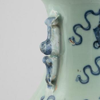 A porcelain vase, China, Qing dynasty, late 19th century.