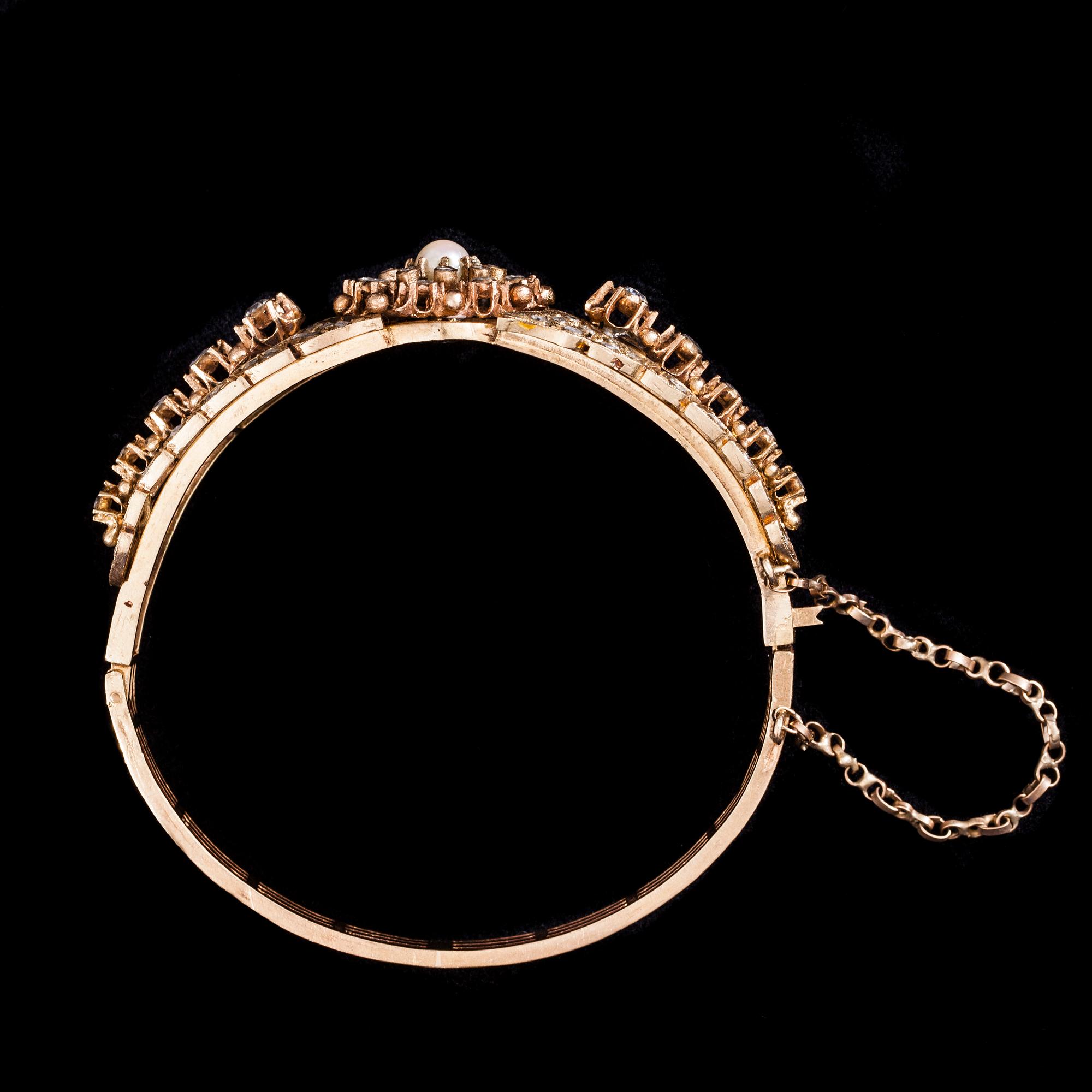 ARMSMYCKE, 8K guld, pärla, rosenslipade diamanter totalt ca 1,90 ct. Vikt ca 36 g.