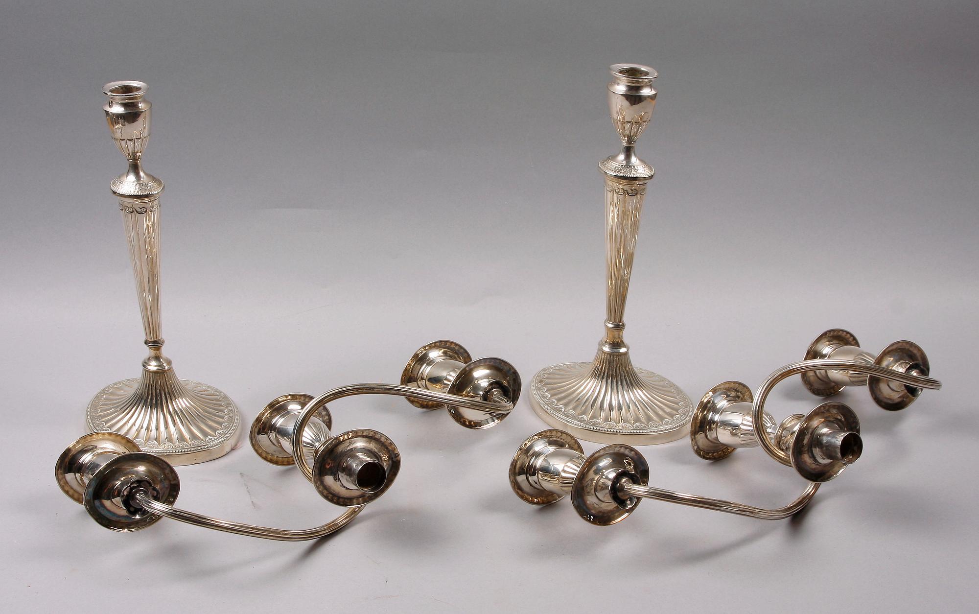 KANDELABRAR, ett par, nysilver, England.