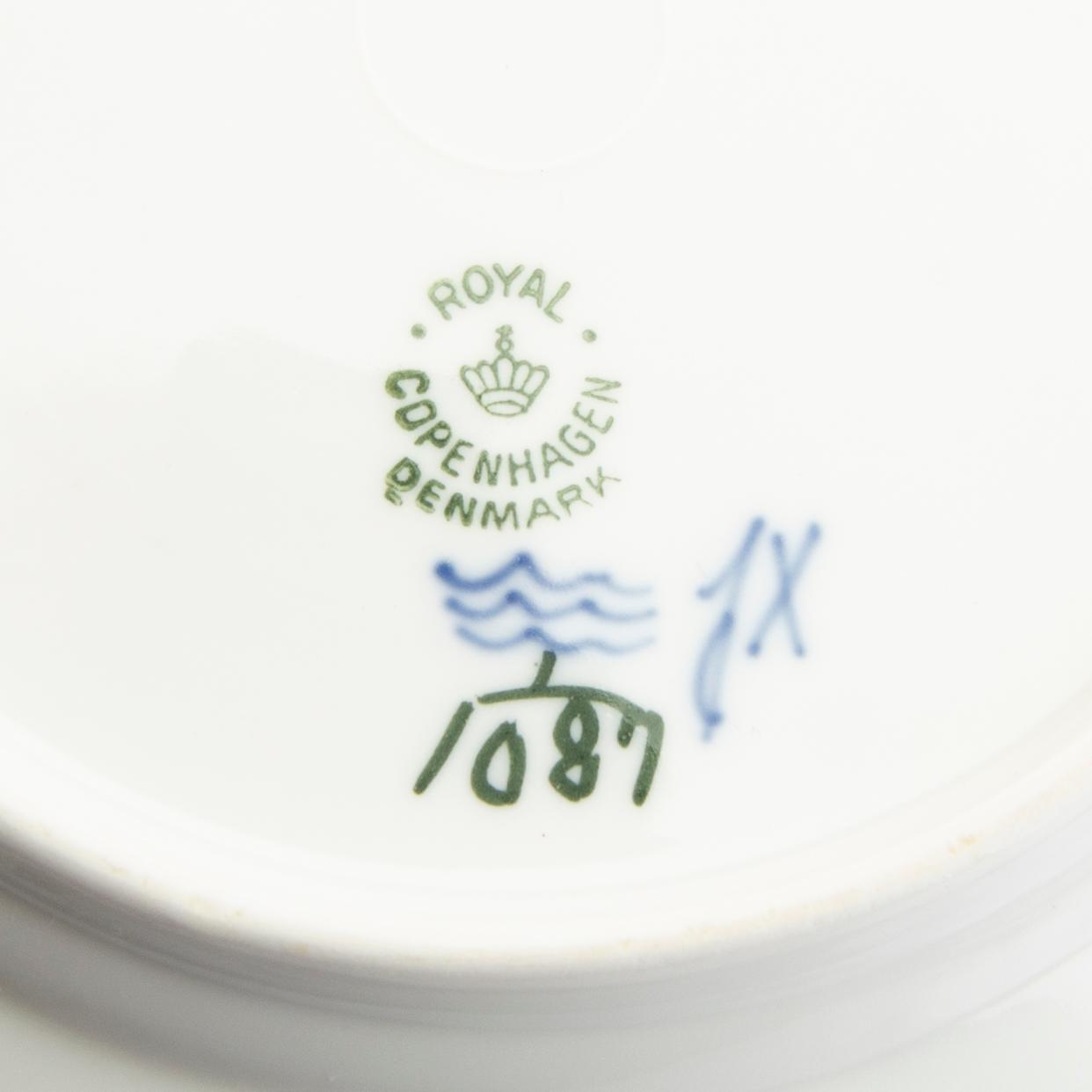 Service 26 pcs "Musselmalet" hel and halv blonde Royal Copenhagen Denmark porcelain.
