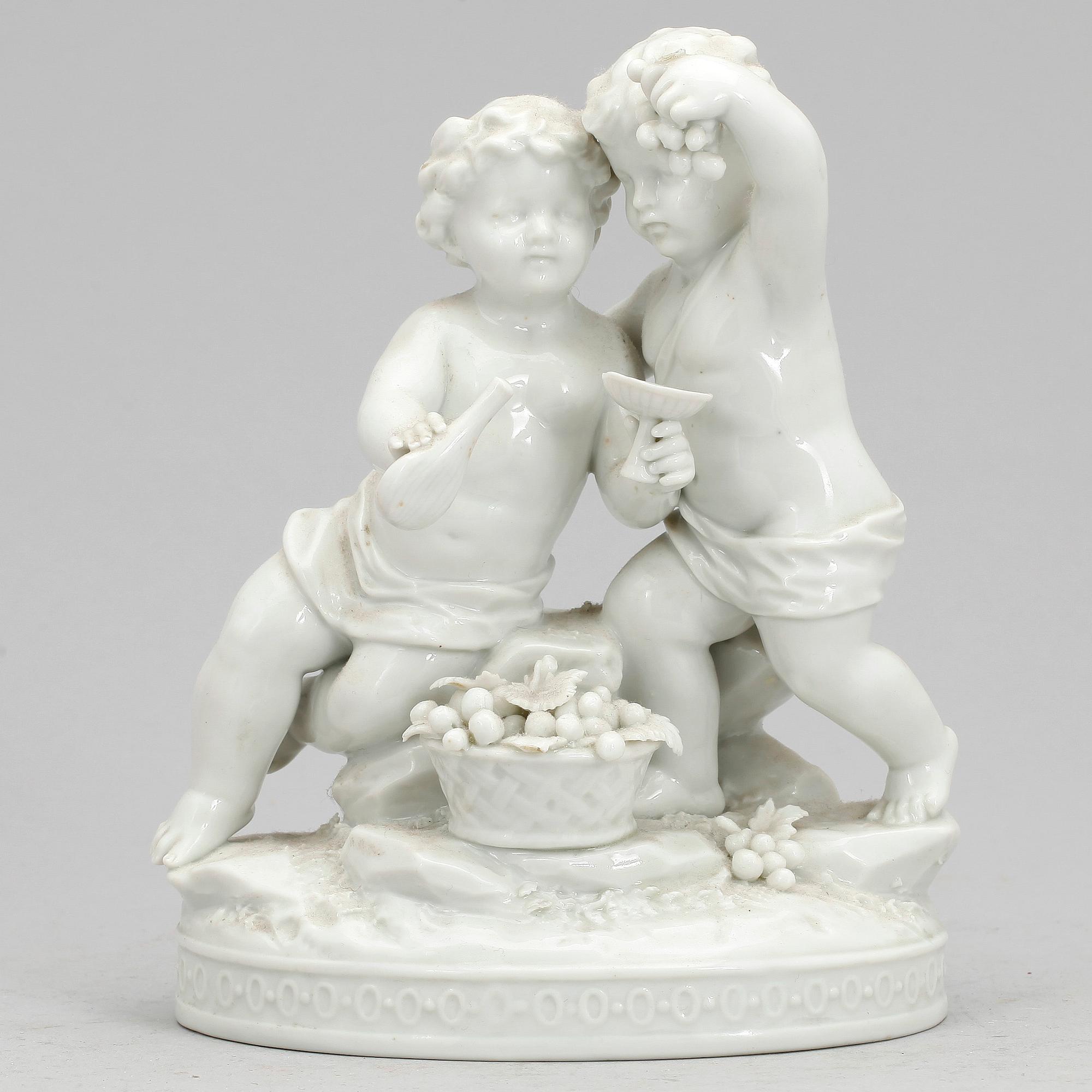 FIGURIN, porslin, bär märkning, 18/1900-tal.