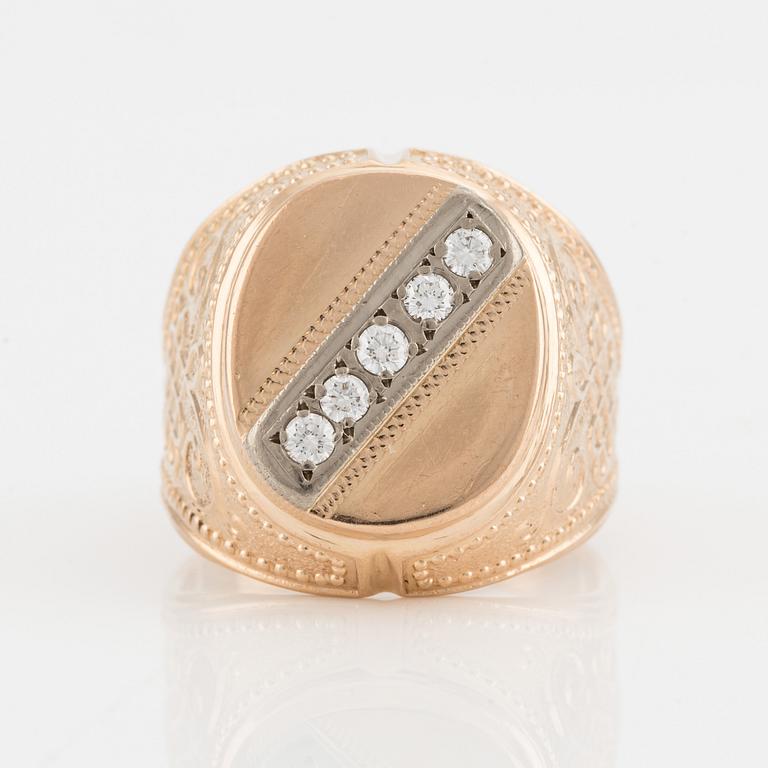 A 14K gold ring set with round brilliant-cut diamonds.