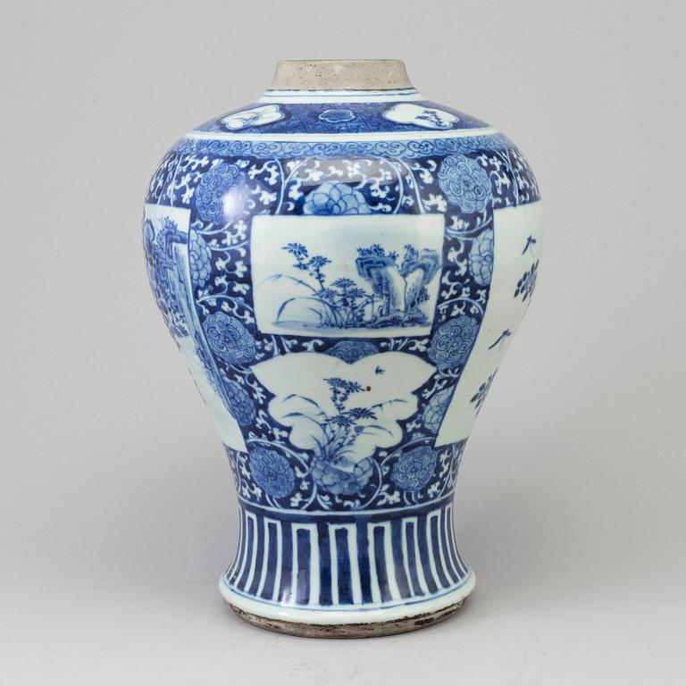 A blue and white vase, Qing dynasty, 19th Century.
