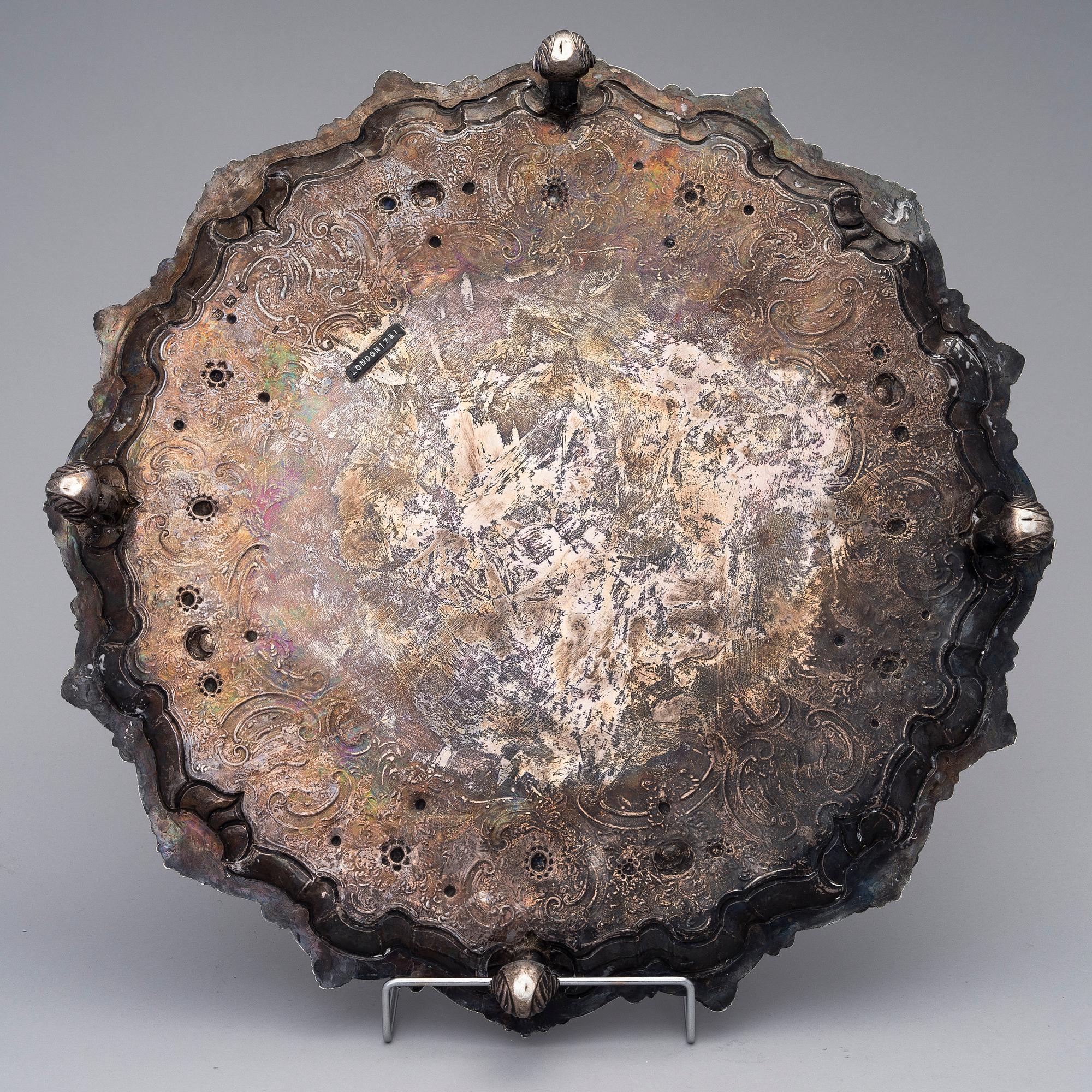 SILVERBRICKA, London 1761, Robert Rew, vikt 2600 g.