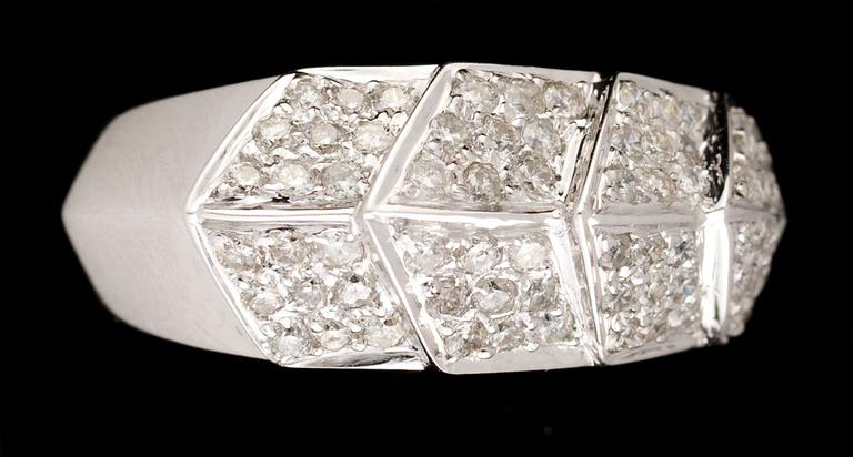 RING, 18K vitguld med 72 briljantslipade diamanter.