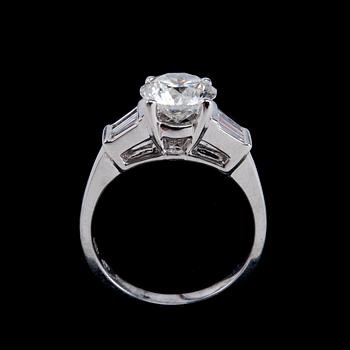 RING, briljantslipad diamant 1.80 ct. G/si3 . 6 trapezslipade diamanter ca 0.3 ct. EGL sertifikat.