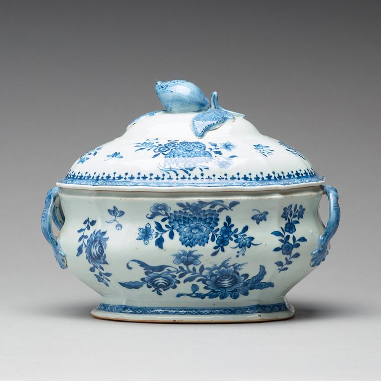 A blue and white tureen with cover,  Qing dynasty, Qianlong (1736-1795).