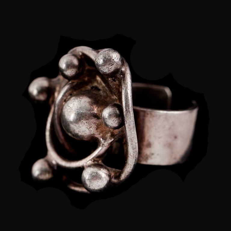 HÄNGE MED KEDJA SAMT RING, silver och vitmetall, bl a Juhls, 1900-talets andra hälft.