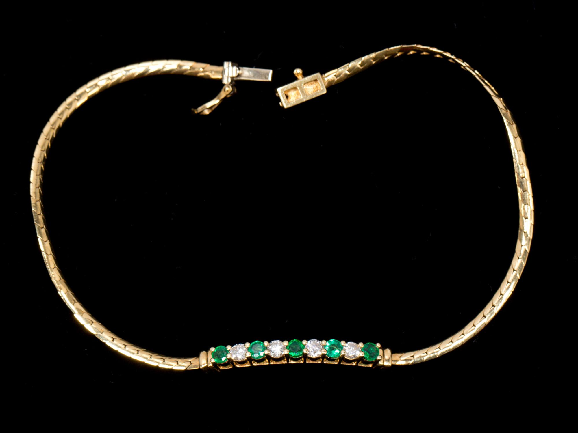 SMYCKESET, 2 delar, 18k guld besatt med smaragder och diamanter, ca 0.3 ct. Total vikt ca 11,3 g.