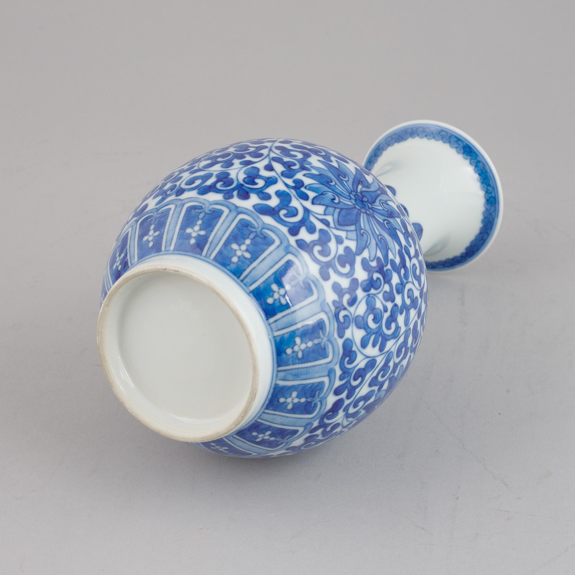 A Chinese blue and white porcelain vase, 20th century.