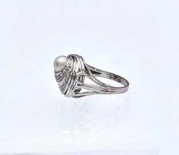 RING, 18K vitguld med åttkantslipade diamanter, ca 0.20 ct samt odlad saltvattenspärla.