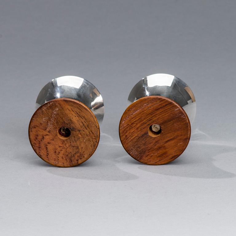 LJUSSTAKAR, 2 st, silver och trä, Tapio Wirkkala, signerad TW, Kultakeskus, Tavasthus, 1961.