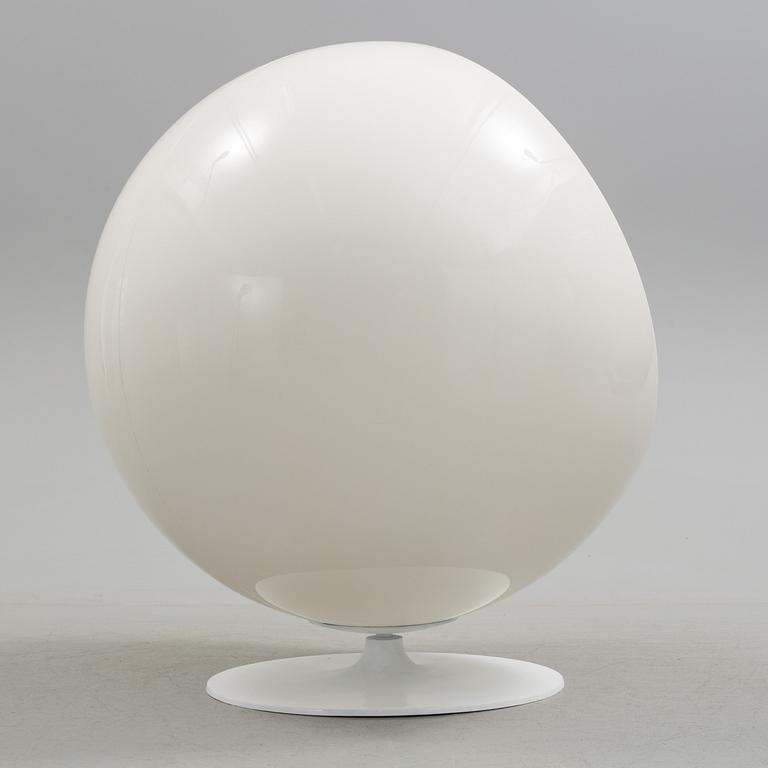 An Eero Aarnio 'Ball chair', Asko, Finland.