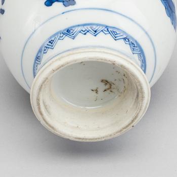 A Chinese porcelain blue and white vase, Kangxi (1662-1722).