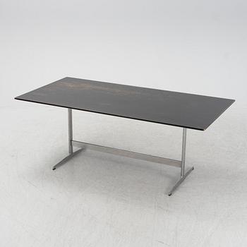 A Shaker table by Arne Jacobsen for Fritz Hansen, dated 1980.