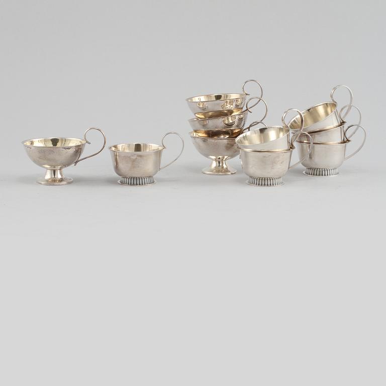 PUNCHMUGGAR, 6 + 4 st, silver, Carlson K & E, Göteborg, omkring 1950, vikt 356 g.