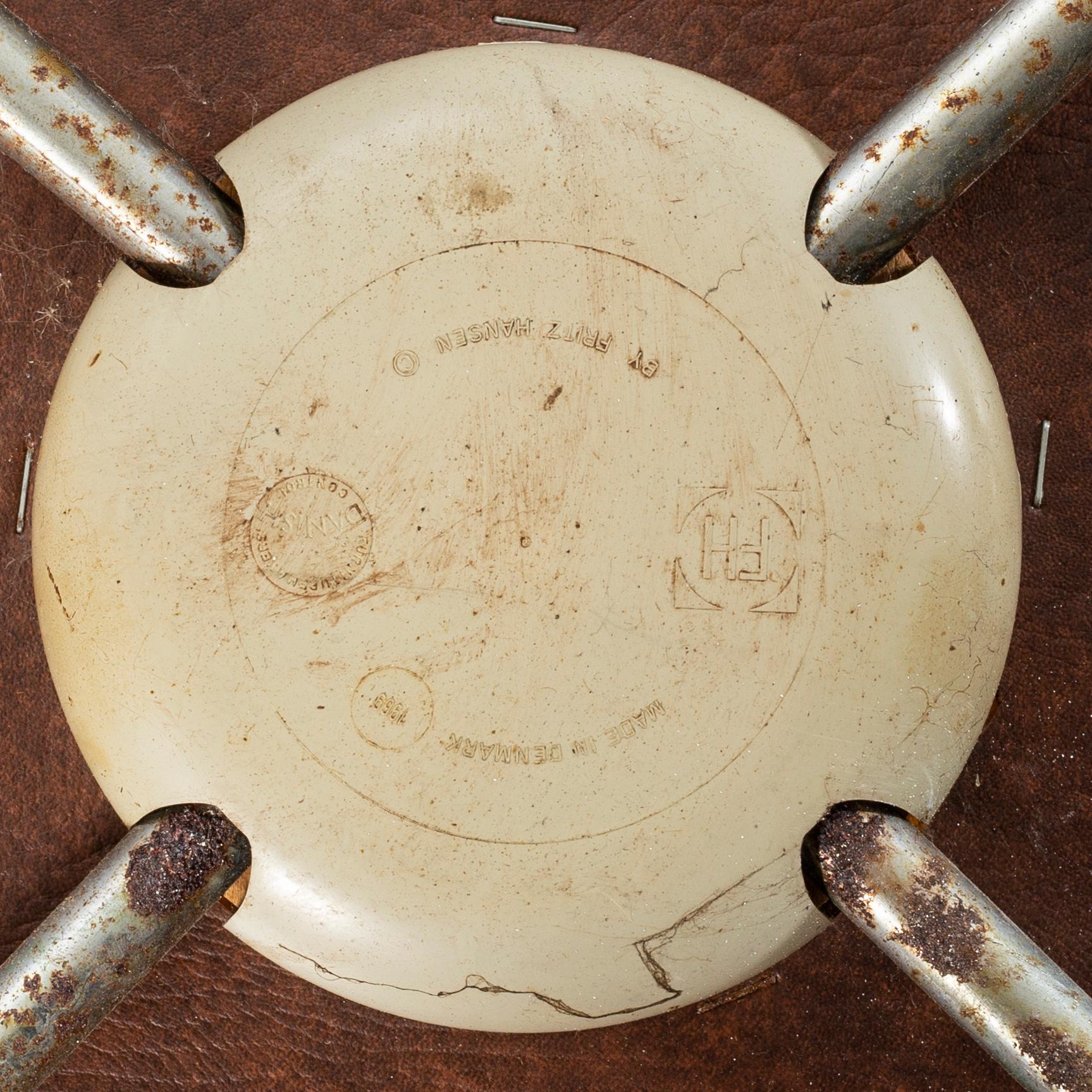 ARNE JACOBSEN, "Sjuan", a pair of arm chairs, Fritz Hansen, Denmark 1969.