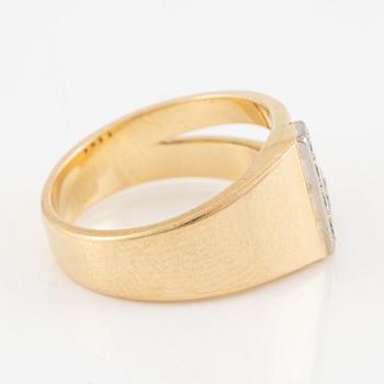 Ring 18K guld med runda briljantslipade diamanter.