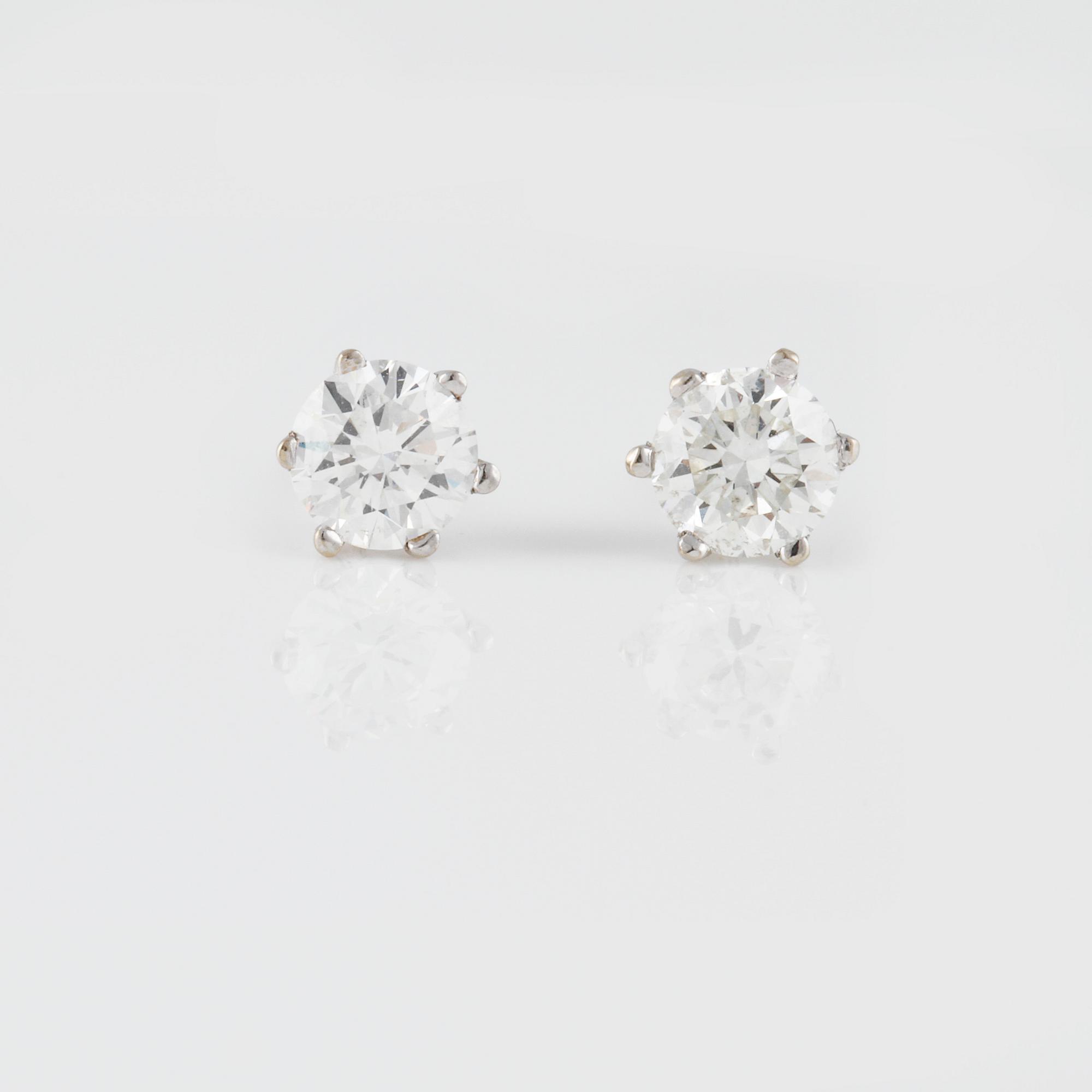 ÖRHÄNGEN, ett par, 18K vitguld med briljantslipade diamanter ca 1.00 ct. Vikt 1,7 gram.