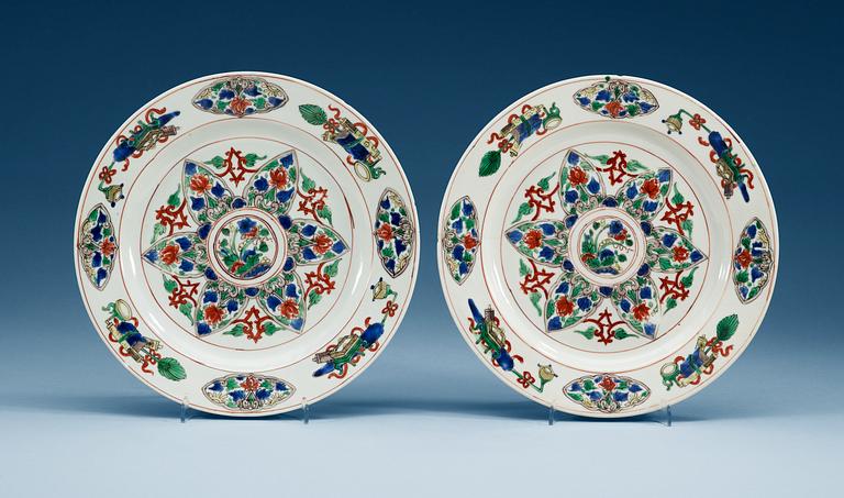 A pair of famille verte dinner plates, Qing dynasty, Kangxi (1662-1722).